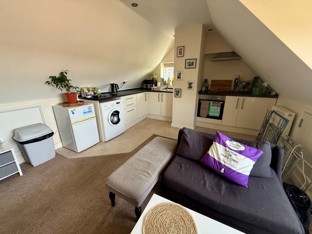 Lot: 163 - FREEHOLD INVESTMENT COMPRISING FIVE FLATS - Flat E Kitchen/living room